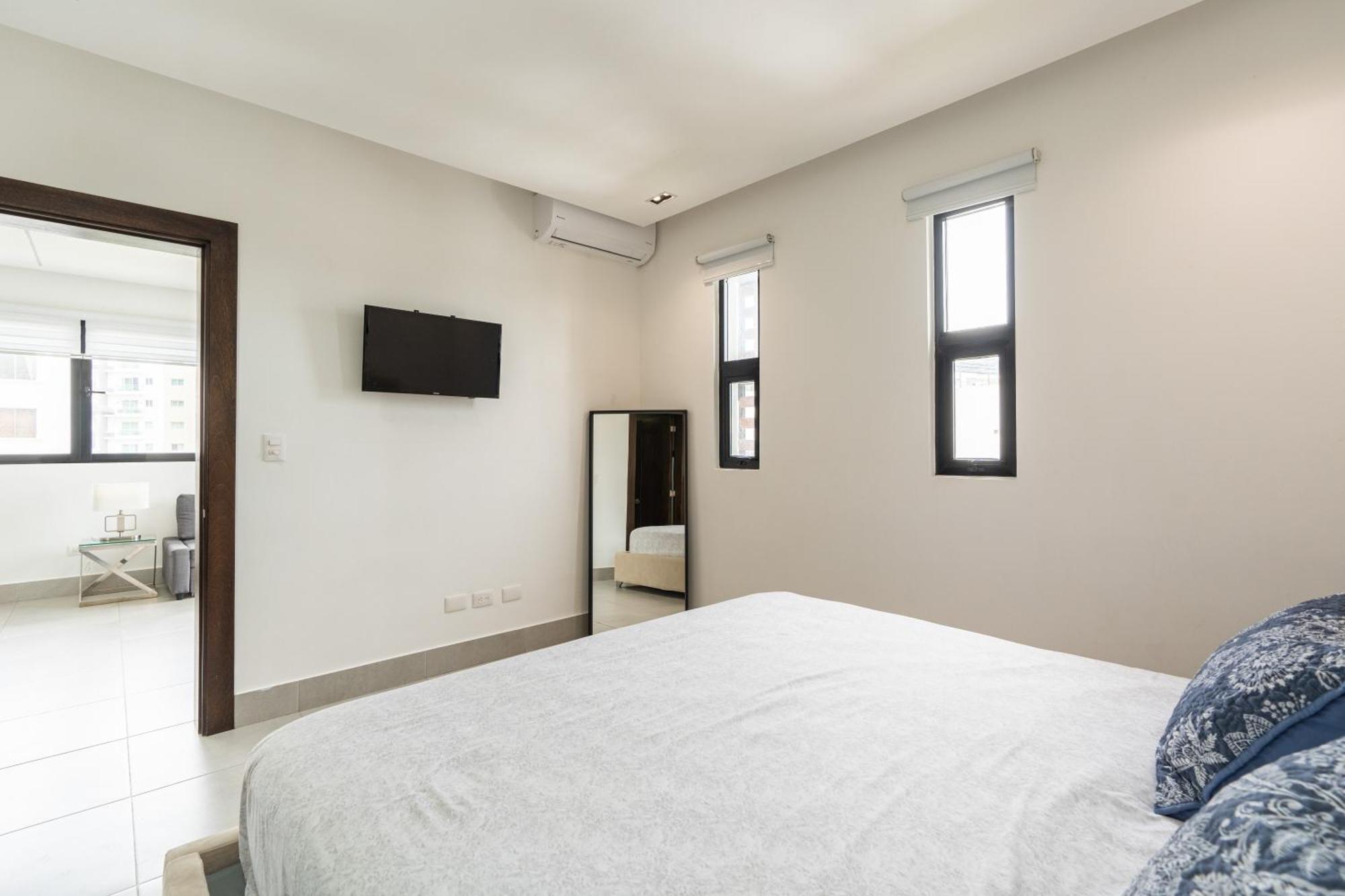 Modern Luxury Condo With Rooftop Pool & Gym سانتياغو دي لوس كاباليروس المظهر الخارجي الصورة