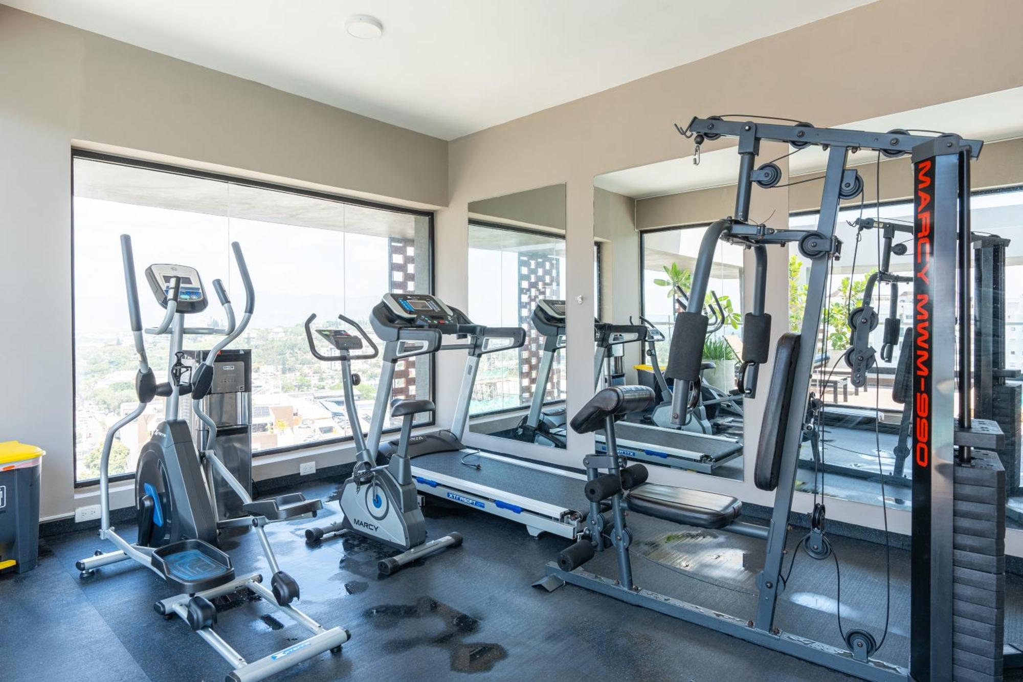Modern Luxury Condo With Rooftop Pool & Gym سانتياغو دي لوس كاباليروس المظهر الخارجي الصورة