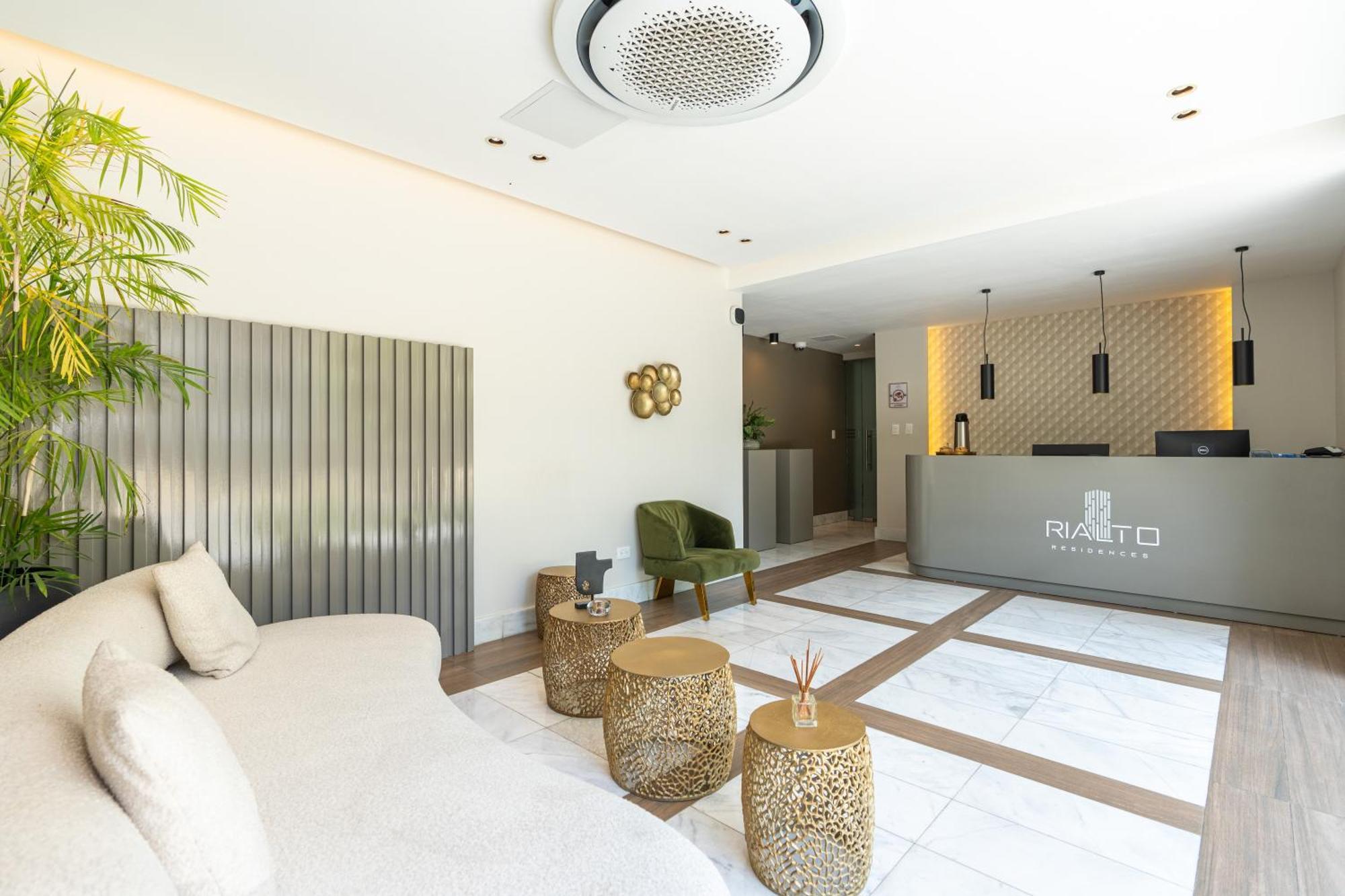 Modern Luxury Condo With Rooftop Pool & Gym سانتياغو دي لوس كاباليروس المظهر الخارجي الصورة