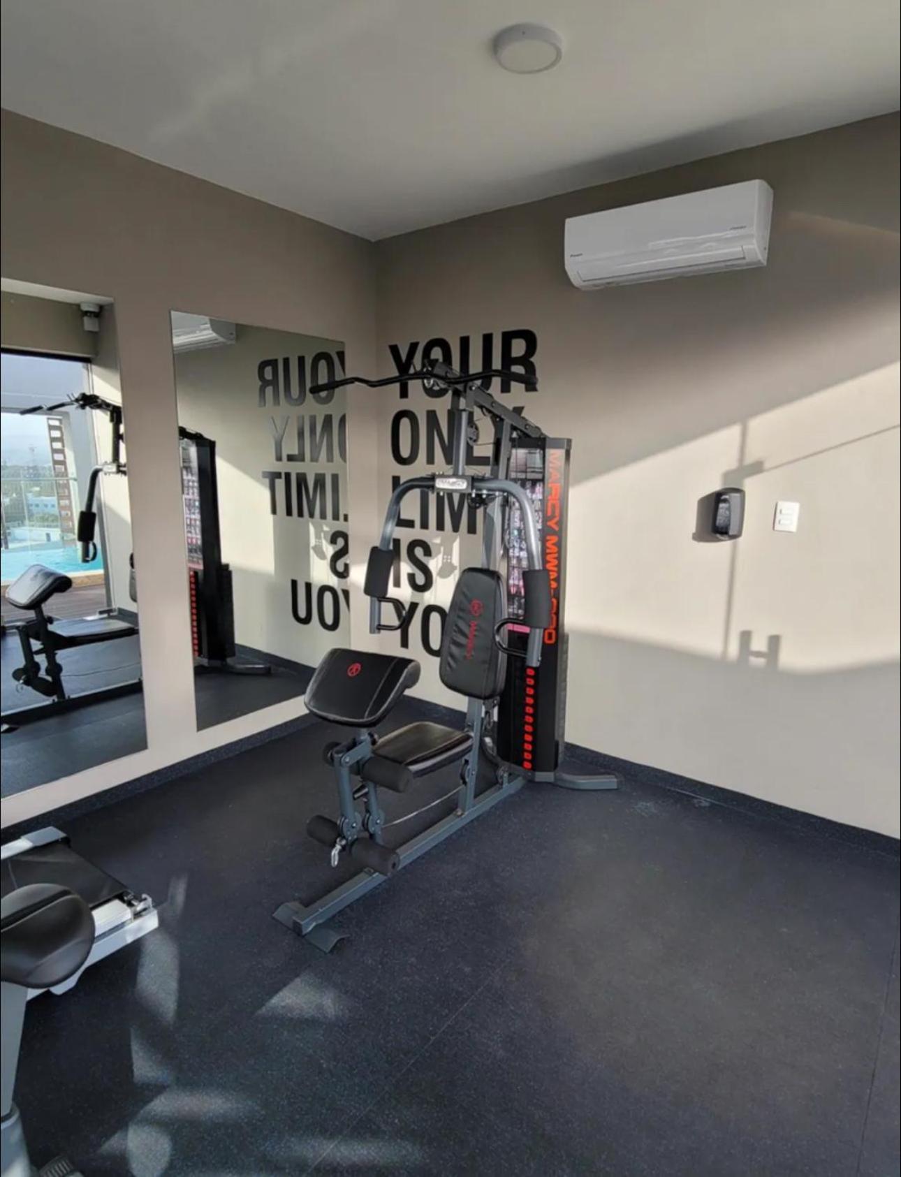 Modern Luxury Condo With Rooftop Pool & Gym سانتياغو دي لوس كاباليروس المظهر الخارجي الصورة